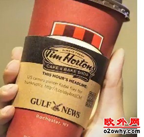 阿联酋咖啡连锁店的杯套上印有《海湾新闻》的头条新闻
